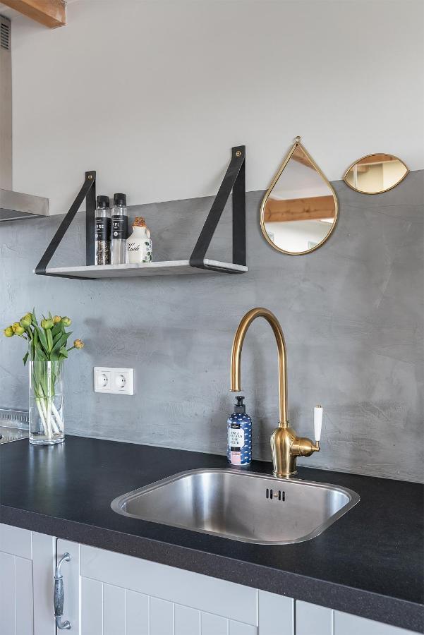 Uniek Verblijf In Herenhuis, Eigen Appartement Op De Tweede Etage Van Ons Huis Leeuwarden Bagian luar foto